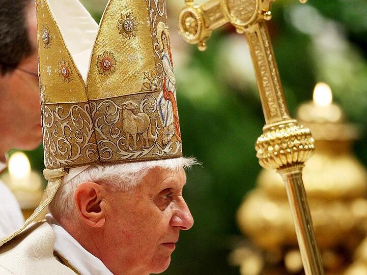 Papst Benedikt im Petersdom während der Osterfeierlichkeiten.