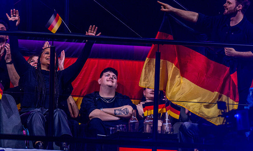 Isaak aus Deutschland beobachtet im Finale des Eurovision Song Contest (ESC) 2024 die Punktevergabe.