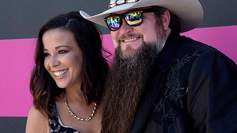 Sundance Head mit seiner Ehefrau Misty auf dem roten Teppich.