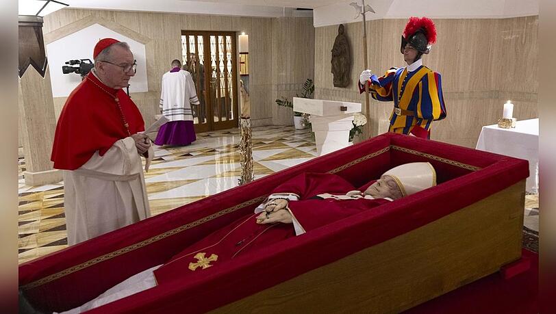 Der Leichnam von Papst Franziskus ist aktuell in einer privaten Kapelle im Vatikan aufgebahrt.