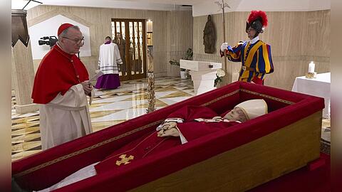 Der Leichnam von Papst Franziskus ist aktuell in einer privaten Kapelle im Vatikan aufgebahrt.
