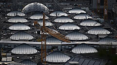 Im Zuge von Stuttgart 21 wird der Stuttgarter Hauptbahnhof in den Untergrund verlegt. Besonderes Merkmal des neuen Bahnhofs sind die sogenannten Lichtaugen.