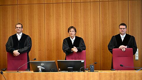 Die 1. Zivilkammer des K&ouml;lner Landgerichts, in der Mitte der Vorsitzende Stefan Bellin, links von ihm der Richter Christian Meurs und rechts der Richter Michael Stiel. (Archivfoto)