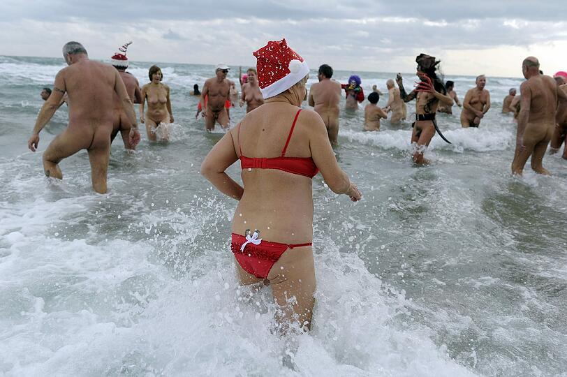 Die Bilder vom Nacktbaden am Silvestertag in Le Cap d'Agde (Südfrankreich).