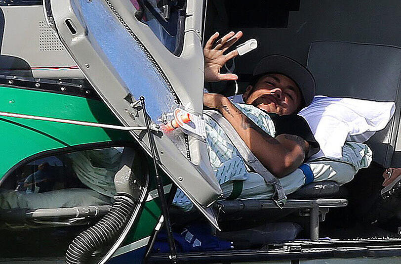 Abtransport im Hubschrauber. Entgegen einiger Medienberichte hält der brasilianische Mannschaftsarzt ein WM-Comeback des Superstars für ausgeschlossen.