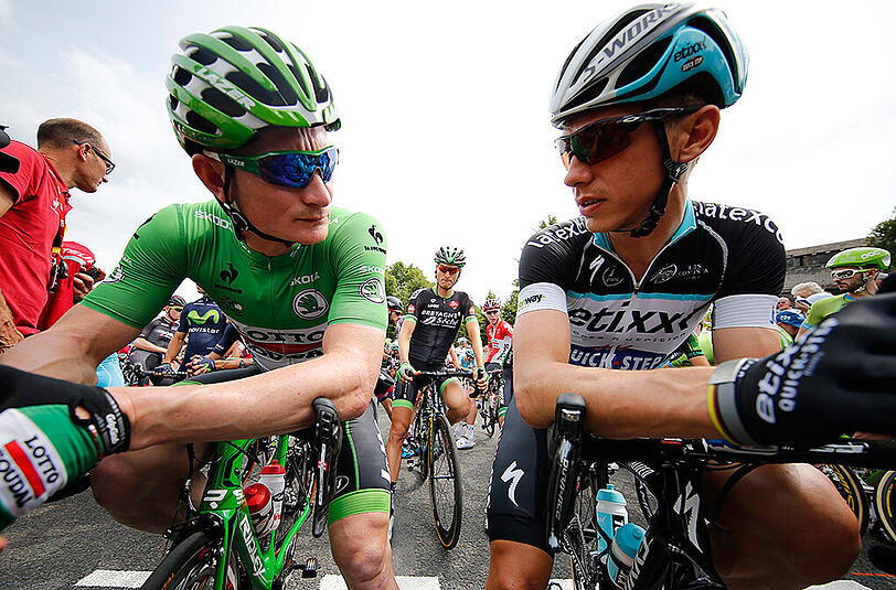Andre Greipel (links) und sein deutsche Kollege Tony Martin haben bei der Tour einen Lauf.