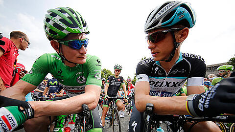 Andre Greipel (links) und sein deutsche Kollege Tony Martin haben bei der Tour einen Lauf.