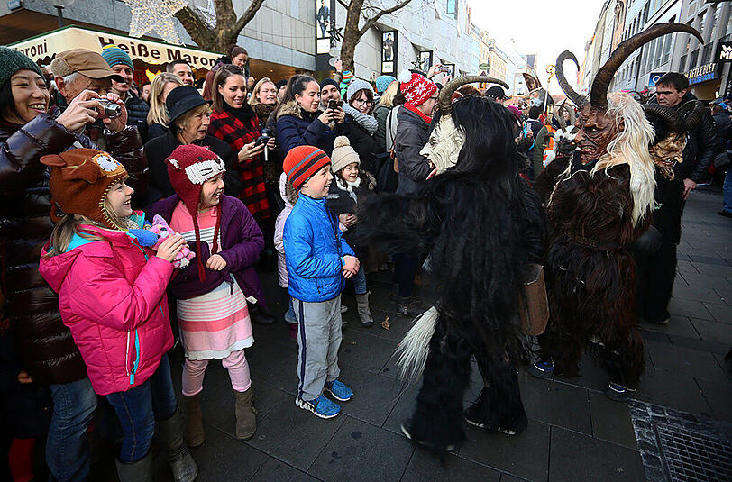 Traditioneller Münchner Krampuslauf durch die Fußgängerzone zum Marienplatz.