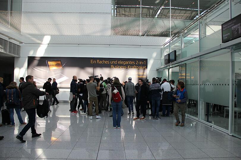 Auch zahlreiche Journalisten sind an den Münchner Flughafen gekommen.