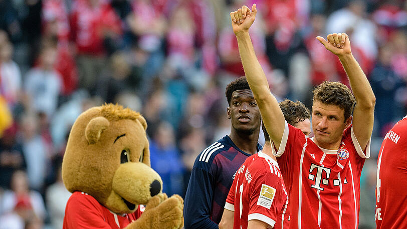 Daumen hoch: Thomas Müller (r.) und die Bayern sind bereit für die nächste Aufgabe in der Champions League.