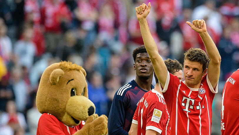 Daumen hoch: Thomas Müller (r.) und die Bayern sind bereit für die nächste Aufgabe in der Champions League.