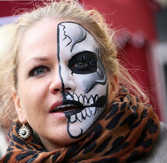 Eine Gesichtshälfte wurde zum Totenkopf geschminkt. Denn Pelz bedeutet immer Leid und Tod.