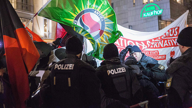 Die Polizei musste beide Gruppen trennen, nachdem die Gegendemonstranten auf die Pegida-Anhänger zuliefen.