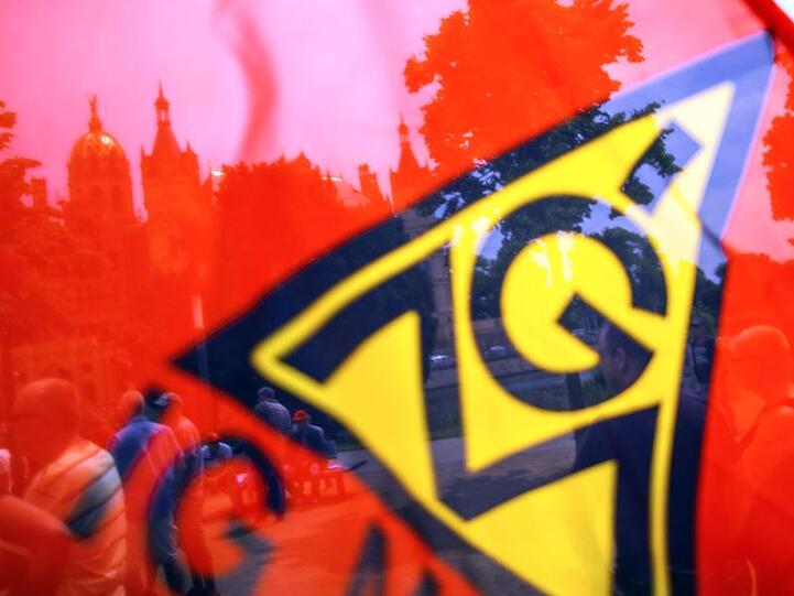 Laut der Gewerkschaft IG Metall stehen 300.000 Arbeitsplätze auf der Kippe.