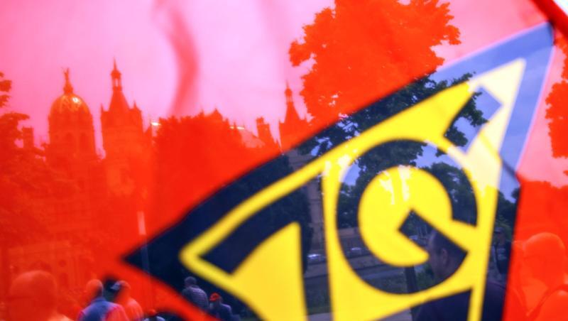 Laut der Gewerkschaft IG Metall stehen 300.000 Arbeitsplätze auf der Kippe. Laut der Gewerkschaft IG Metall stehen 300.000 Arbeitsplätze auf der Kippe.