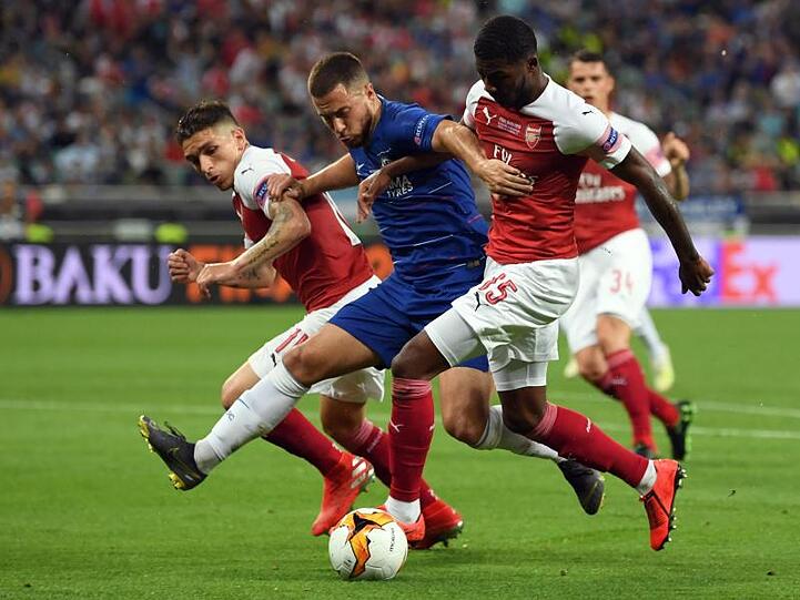 Chelsea-Star Eden Hazard (M) wird von zwei Arsenal-Spielern unter Druck gesetzt.