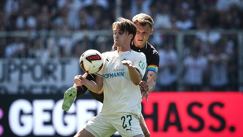 Duell auf dem Kiez: Luca Itter schirmt den Ball gegen St. Paulis David Nemeth ab. Duell auf dem Kiez: Luca Itter schirmt den Ball gegen St. Paulis David Nemeth ab.
