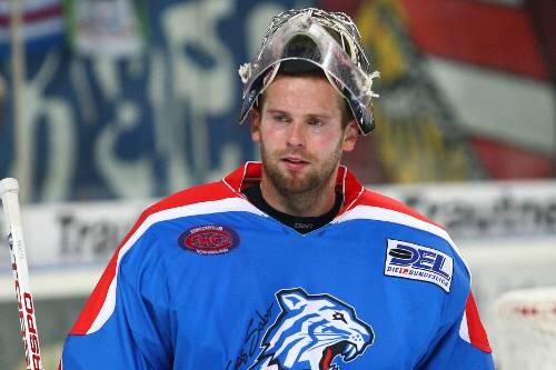 Früher Feierabend: Nach vier Gegentreffern war für Tiger-Torhüter Adam Svoboda das Spiel in Frankfurt schon nach dem ersten Drittel vorbei.