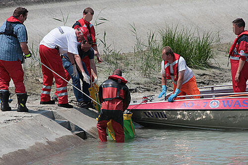 Hier ziehen die Helfer die Leiche aus dem Innkanal