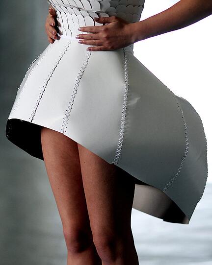 Papier-Mode: Models in luftigen Kreationen. Die Bilder
