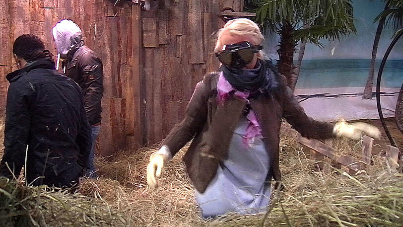 Die arme Jenny ist allergisch. Tapfer opfert sie sich aber für die Gruppe auf und sucht mit.