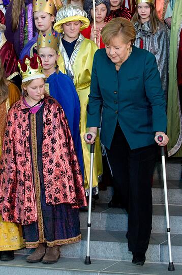 Kanzlerin Angela Merkel empfängt die Sternsinger im Kanzleramt. Sie ist nach ihrem Skiunfall auf Krücken unterwegs.