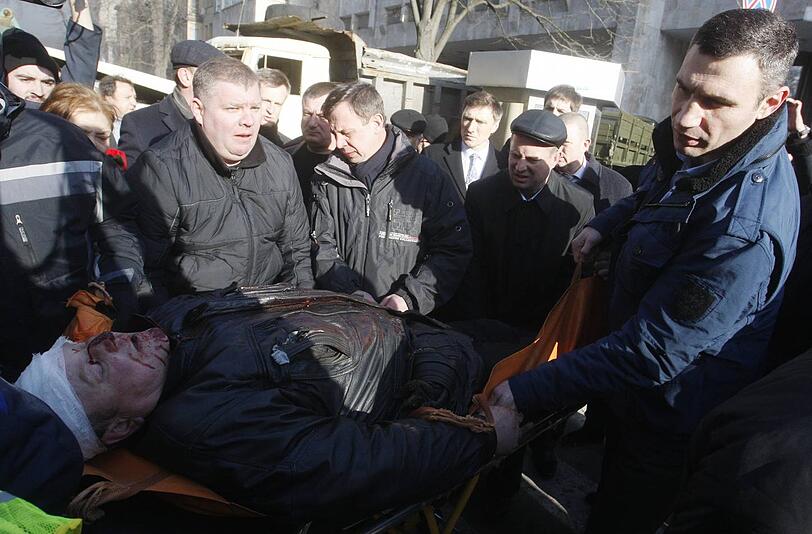 Vitali Klitschko mit einem verletzten Demonstrant
