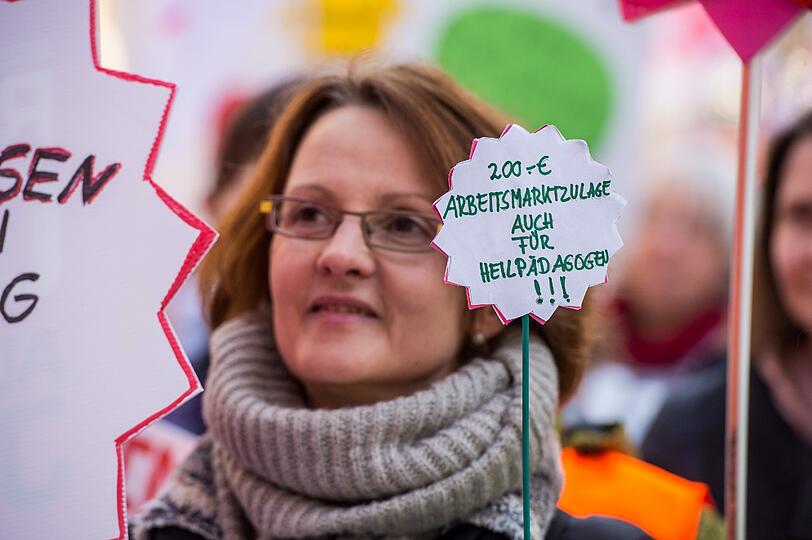 Demo für mehr Geld und Anerkennung.