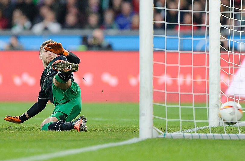 Hielt seinen Kasten lange sauber, war aber bei Thomas Müllers Handelfmeter machtlos: Hannovers Keeper Ron-Robert Zieler.