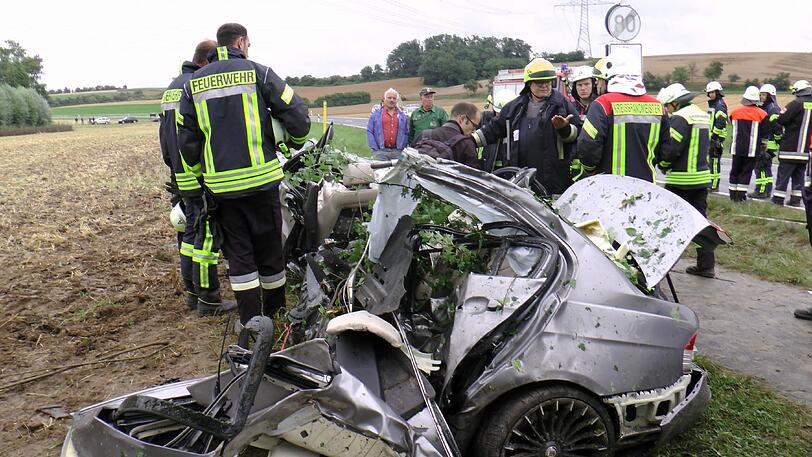 Wie durch ein Wunder hat der 21-jährige Fahrer überlebt. Die Bilder des Horror-Unfalls.