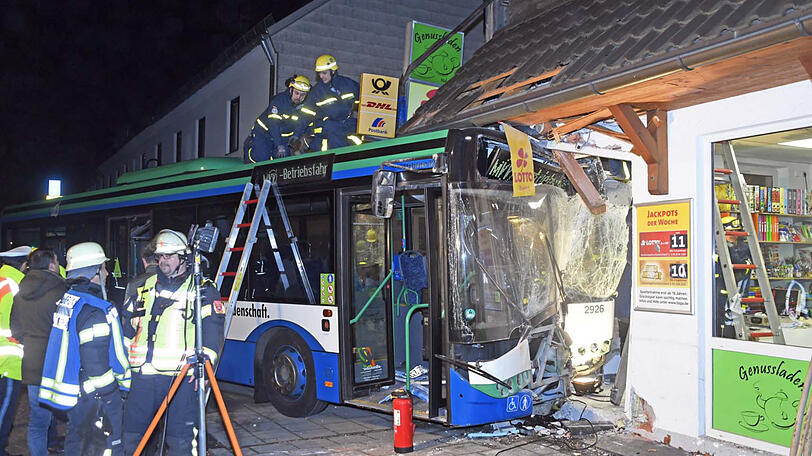 Der Fahrer des MVV-Busses wurde verletzt, er konnte von der Feuerwehr befreit werden.