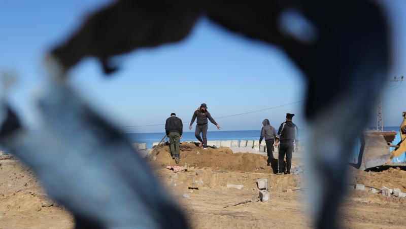 Palästinensische Männer begutachten die Schäden nach einem israelischen Luftangriff. Palästinensische Männer begutachten die Schäden nach einem israelischen Luftangriff.