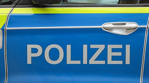 Ein Mann soll in Fürth einen Polizeibeamten gebissen haben.
