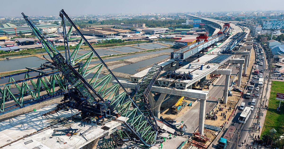 Nach-Zugungl-ck-Kran-st-rzt-auf-Schnellstra-e-bei-Bangkok