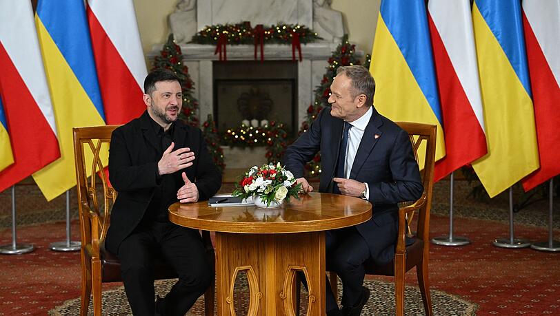 Polens Ministerpr&auml;sident Tusk (rechts) pflegt seit Jahren eine enge Verbindung zum ukrainischen Pr&auml;sidenten Selenskyj - nun wird er auch die Laudatio bei der Verleihung des Kleist-Preises der M&uuml;nchner Sicherheitskonferenz. (Archivbild)