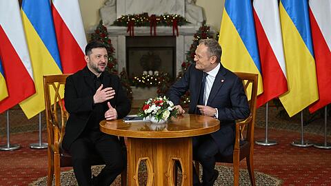 Polens Ministerpr&auml;sident Tusk (rechts) pflegt seit Jahren eine enge Verbindung zum ukrainischen Pr&auml;sidenten Selenskyj - nun wird er auch die Laudatio bei der Verleihung des Kleist-Preises der M&uuml;nchner Sicherheitskonferenz. (Archivbild)