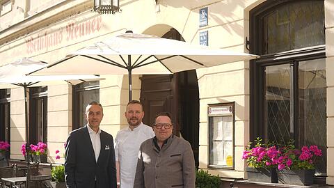 Gastgeber der Ess-Klasse im Juli im Weinhaus Neuner (v. l.): Chef Fabrice Kieffer, Chefkoch Benjamin Kunz und Gesch&auml;ftsf&uuml;hrer Fank Gl&uuml;er.