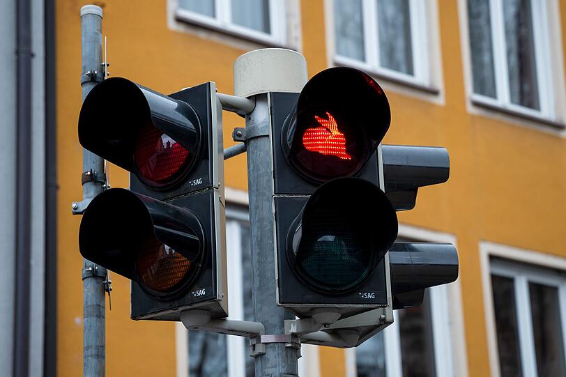 In N&uuml;rnberg zeigt die Ampel nach Albrecht D&uuml;rers Vorbild einen sitzenden (Rot) und einen springenden Feldhasen (Gr&uuml;n). (Archivbild)
