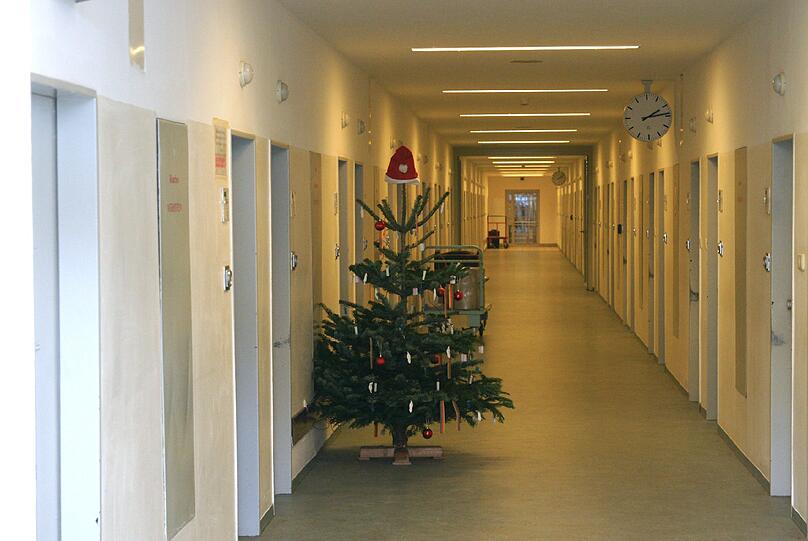 Auf jeder der 30 Stationen steht ein Christbaum, geschmückt von den Insassen. "Viele Mitarbeiter bringen Weihnachtsschmuck von zu Hause mit", sagt JVA-Leiter Stumpf.