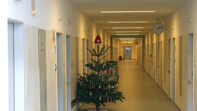 Auf jeder der 30 Stationen steht ein Christbaum, geschmückt von den Insassen. "Viele Mitarbeiter bringen Weihnachtsschmuck von zu Hause mit", sagt JVA-Leiter Stumpf. Auf jeder der 30 Stationen steht ein Christbaum, geschmückt von den Insassen. "Viele Mitarbeiter bringen Weihnachtsschmuck von zu Hause mit", sagt JVA-Leiter Stumpf.