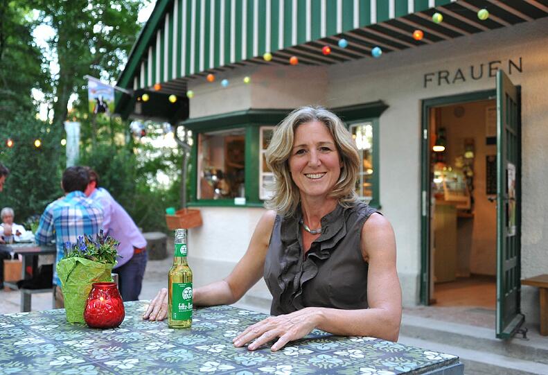 Sabine Nallinger beim Kiosk "Fräulein Grüneis" am Eisbach - hier isst die Vegetarierin gerne zu Mittag.