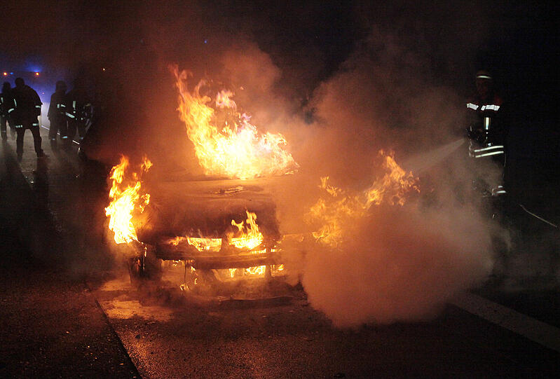 Brand auf der A94 Höhe Ampfing: Der Motor eines Auto hatte Feuer gefangen. Als die Feuerwehr eintraf, stand der Wagen bereits im Vollbrand. Die Bilder vom Feuerwehreinsatz.