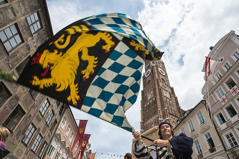 Böllerschüsse vom Burgberg kündigen den mittelalterlichen Hochzeitszug in Landshut an. Darauf haben die Besucher zum Teil stundenlang gewartet. Schließlich wird nur alle vier Jahre das historische Spektakel in Landshut aufgeführt. Die Bilder!