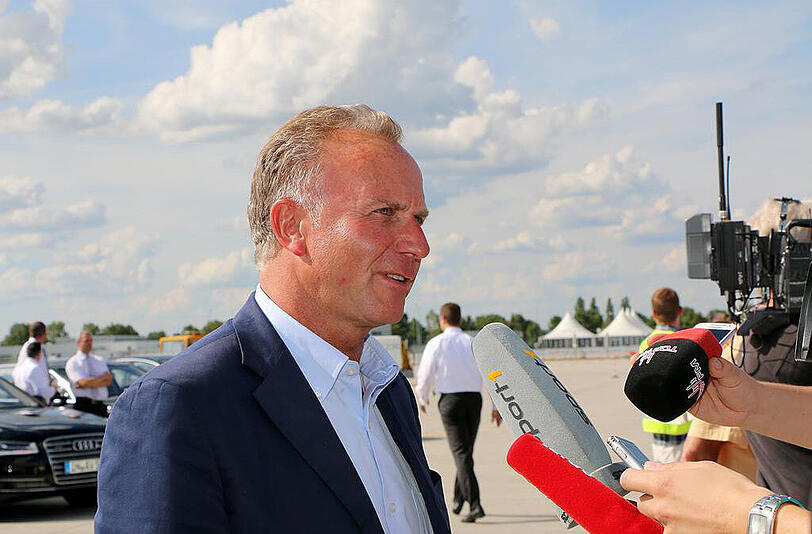Karl-Heinz Rummenigge ist bereit die Nationalspieler des FC Bayern am Münchner Flughafen zu empfangen.