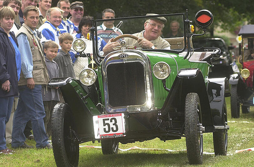 Als erster deutscher Hersteller führte Opel 1924 die Großserienproduktion mit Fließbandtechnik ein. Das erste Modell war der legendäre, nur in grün lieferbare "Laubfrosch" (hier bei einer Oldtimer Rallye).