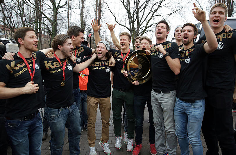 Die deutschen Handball-Nationalspieler Martin Strobel (l-r), Jannik Kohlbacher, Erik Schmidt, Johannes Sellin, Niclas Pieczkowski, Runde Dahmke, Tobias Reichmann, Hendirk Pekeler, Torwart Carsten Lichtlein, Fabian Wiede und Finn Lemke.