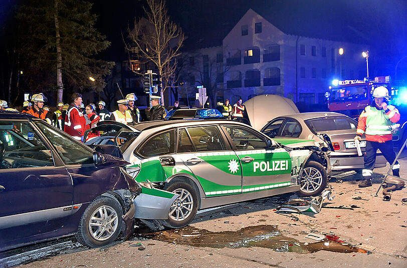 Die B 304 musste nach dem schweren Unfall für mehrere Stunden gesperrt werden - die Bilder vom Einsatz.