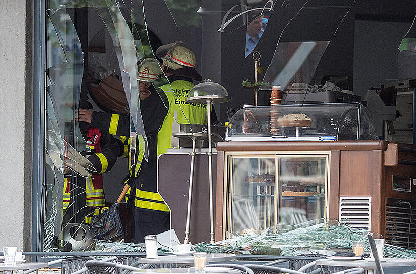 Die Bilder zeigen die völlig zerstörte Glasfront des Frankfurter Cafés.