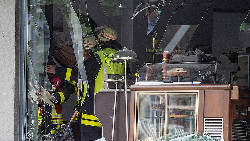 Die Bilder zeigen die völlig zerstörte Glasfront des Frankfurter Cafés. Die Bilder zeigen die völlig zerstörte Glasfront des Frankfurter Cafés.