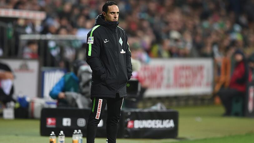 Es wird einsam um Alexander Nouri: Werder Bremen hat auch gegen den FC Augsburg verloren. Es wird einsam um Alexander Nouri: Werder Bremen hat auch gegen den FC Augsburg verloren.